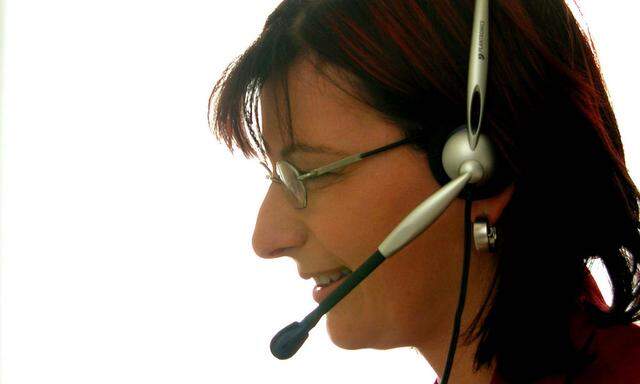 Frau in einem Call-Center telefoniert mit Head Set