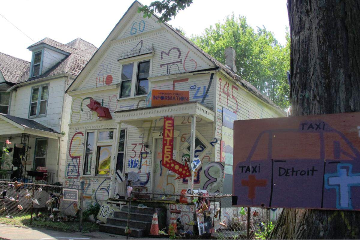 Das „Heidelberg Project“ ist gewissermaßen symptomatisch für Detroits Misere. 1986 vom Künstler Tyree Guyton gegründet, wurde es rasch zum Stolz der Anwohner. Viele beteiligten sich. Dennoch ließ die Stadtverwaltung zweimal Häuser des „Heidelberg Projects“ abreißen; wegen Verstößen gegen die Bauordnung.