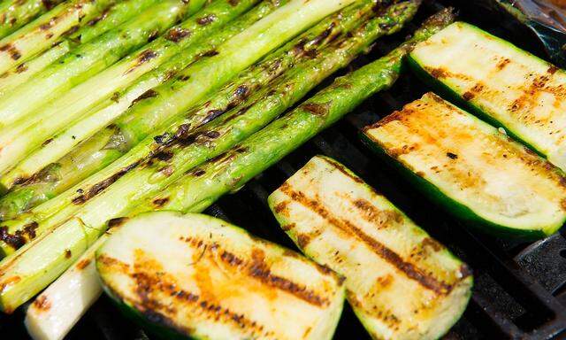 delicious grilled zucchini and asparagus on barbecue PUBLICATIONxINxGERxSUIxAUTxONLY Copyright xarn
