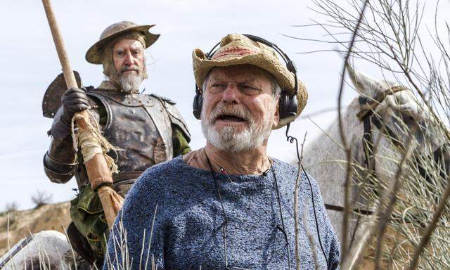 Immer Ärger am Set, auch mit den Pferden (Jonathan Pryce reitet eines im Hintergrund): „Wir hätten bei Kokosnüssen bleiben sollen“, sagt Terry Gilliam in Anspielung auf seinen Monty-Python-Kultfilm von 1975. 