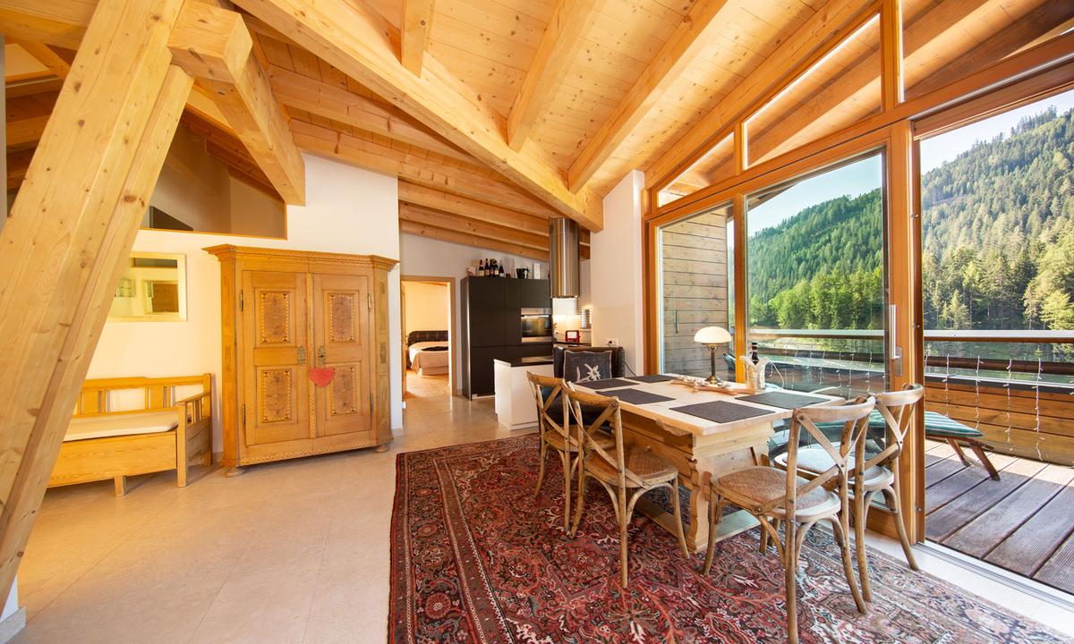 Serfaus: Blick vom Esstisch auf Terrasse und Wald.