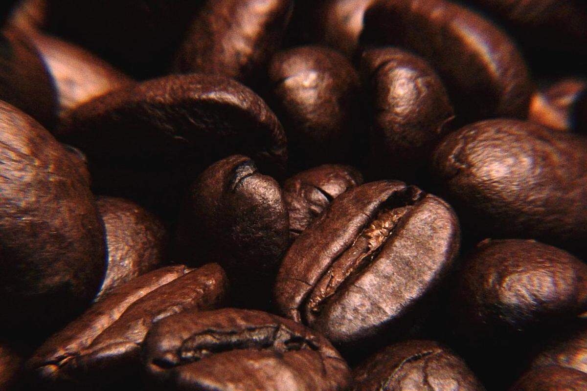 Koffein (chemische Bezeichnung: 1,3,7-Trimethylxanthin), ist ein Alkaloid. Es wirkt stimulierend auf das zentrale Nervensystem und ist in zahlreichen Pflanzen enthalten. Aber wie viel Koffein steckt wirklich in unseren Lebensmitteln?