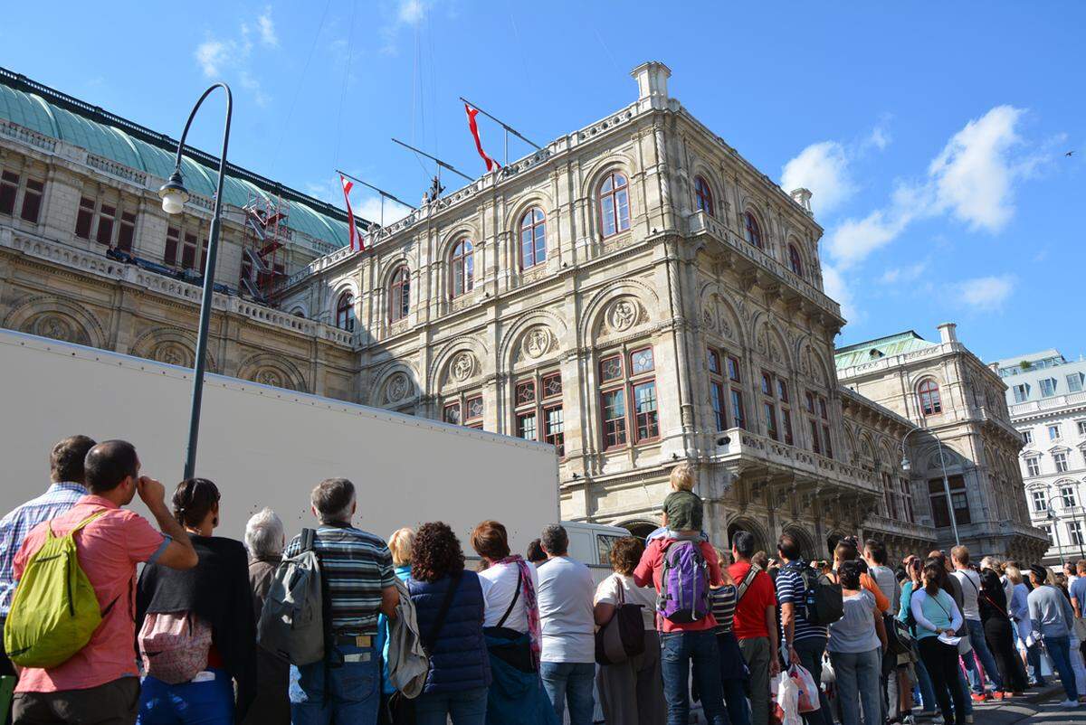 Zahlreiche Schaulustige versammelten sich am Freitag vor dem Opernhaus.