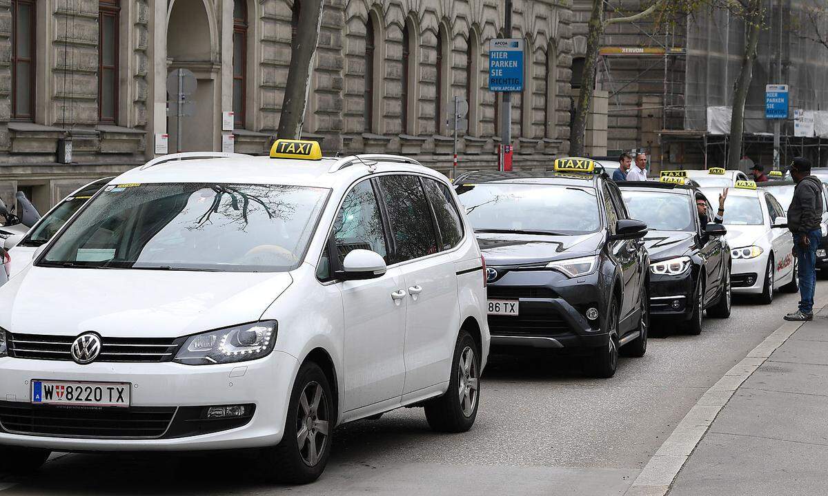 Die Demo wurde vom "Global Taxiverein" mit 800 Mitglieder  organisiert. Die beiden großen Funkzentralen 40100 und 31300 nahmen nicht am Protest teil, laut Organisatoren beteiligten sich dennoch über 1000 Taxler. "Es geht darum, Politik und Interessensvertreter aufzufordern, endlich faire und klare Verhältnisse in der Personenbeförderung zu schaffen", so Obmann Irfan Kuna. Dem "Preis-Dumping" durch Uber müsse ein Ende gesetzt werden. Der Fahrdienstanbieter müsse entweder stärker kontrolliert oder es müsse ein Einheitsgewerbe gebildet werden.