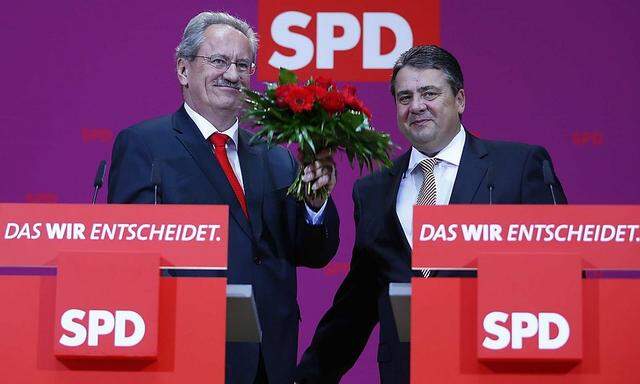 Echte Sieger sehen anders aus. Christian Ude (li.) konnte der SPD zwar Zugewinne, aber nicht den erhofften Machtwechsel, verschaffen. SPD-Chef Sigmar Gabriel glaubt nicht an eine Große Koalition auf Bundesebene.