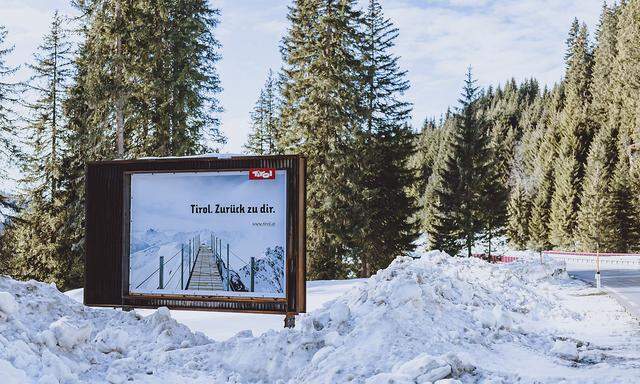 Eine Plakatwand auf der Gerlosplatte in Tirol. 