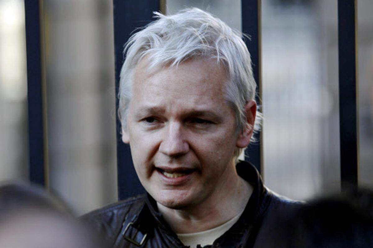 Im Dezember verhaftete die britische Polizei Assange. Nach einer Woche in Untersuchungshaft wurde er gegen eine Kaution von 288.000 Euro entlassen. Damit begann das Tauziehen um seine Auslieferung. Assange befürchtet nach einer Überstellung nach Schweden eine "illegale Verschleppung" in die USA. Dort seien weder Folter noch Todesstrafe ausgeschlossen.