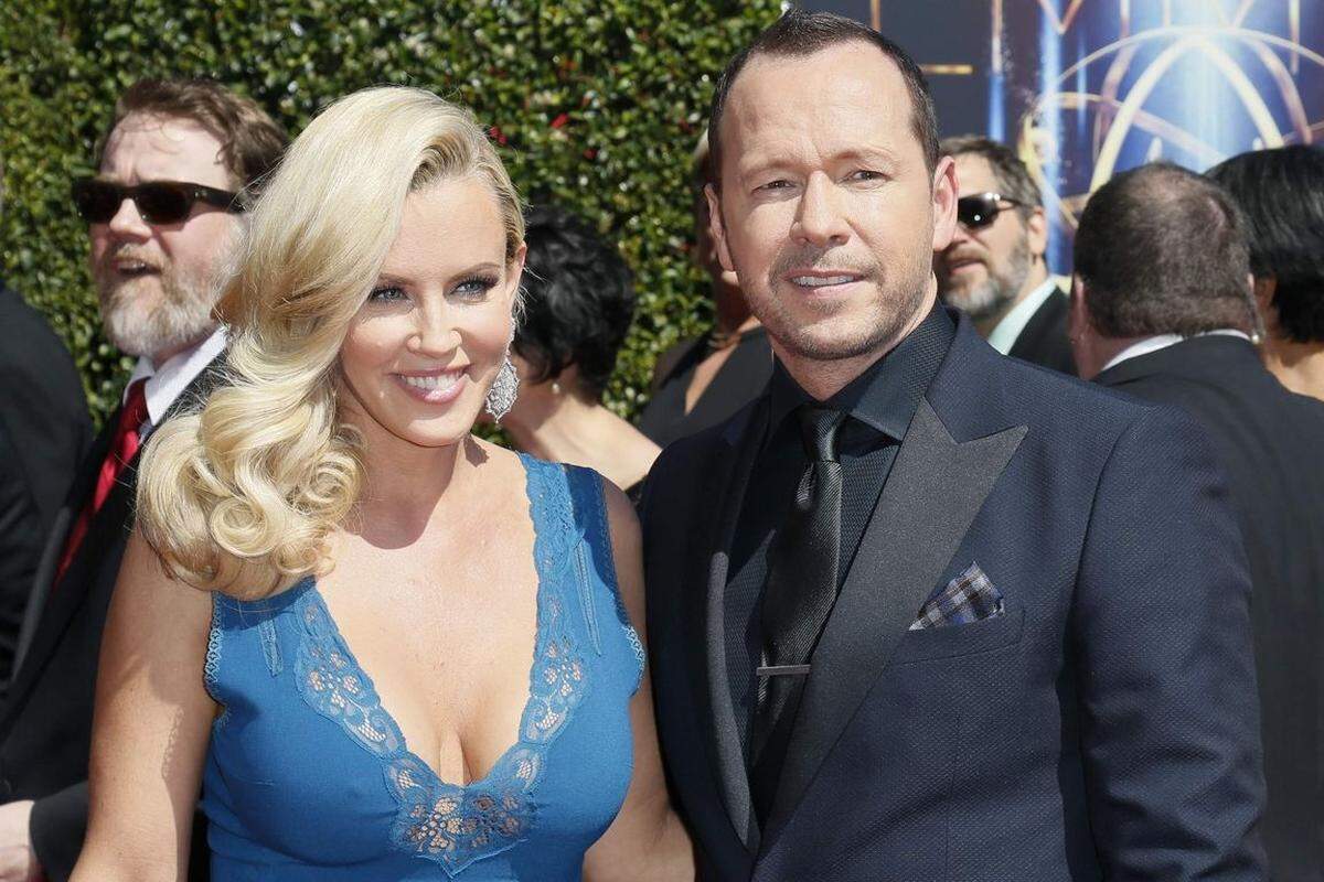 Das US-Schauspielerpaar Donnie Wahlberg und Jenny McCarthy hat geheiratet. Die Zeremonie fand am 31. August in der Nähe von Chicago statt. Fur beide ist es der zweite Eheversuch. McCarthy ("Scream 3") war zuvor mit dem Schauspieler und Regisseur John Asher verheiratet. Wahlberg ("The Sixth Sense") ließ sich 2008 von Ehefrau Kim Fey scheiden. Nicht zur Hochzeit kam der jungere Bruder des New-Kids-on-the-Block-Sängers Donnie, Hollywood-Star Mark Wahlberg: "Es tut mir leid, dass wir es nicht geschafft haben. Wir sehen uns bald", sagten er und seine Familie in einem Video auf seiner Facebook-Seite.