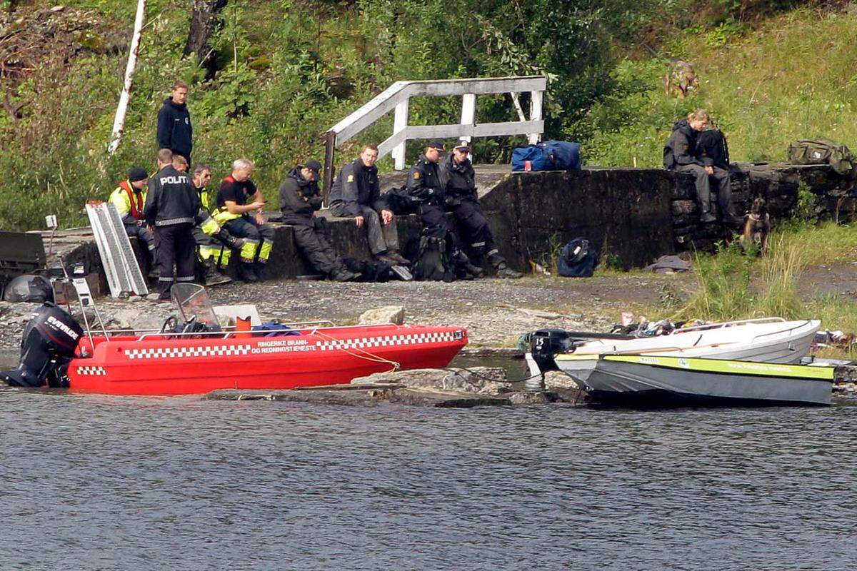 Die Zahl der Opfer könnte noch steigen, die Einsatzkräfte suchen noch immer im Wasser nach Leichen.