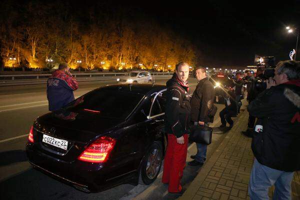 Um 20.30 (17.30 MEZ) wurde es hektisch im und um das Österreich-Haus. Ein schwarzer Wagen fuhr vor und Wladimir Putin selbst stieg aus.