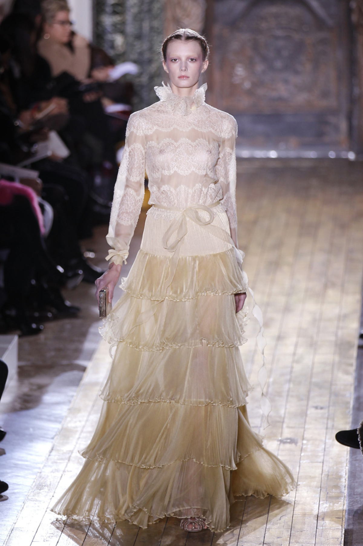 Maria Grazia Chiuri und Pier Paolo Piccioli veranstalteten ein Elfen Defilee für Valentino. Tranparenz umspielte die Mädchen, als hätte das delikate Zwirngeflecht gar nicht den Anspruch, den Körper bedecken zu wollen.