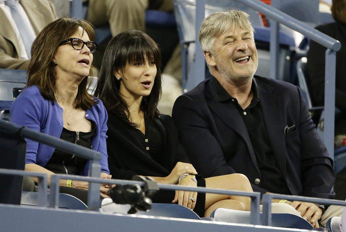 Sally Field, Alec Baldwin und dessen Frau Hilara (Mitte) sind offensichtlich Tennis-Fans.