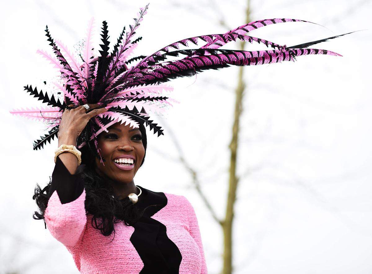 Bunte Kleider, Pelz und aufwendige Hutkreationen. Das sieht der Dresscode beim Cheltenham Gold Cup vor. Am Ladies Day putzen sich die weiblichen Besucher besonders heraus.