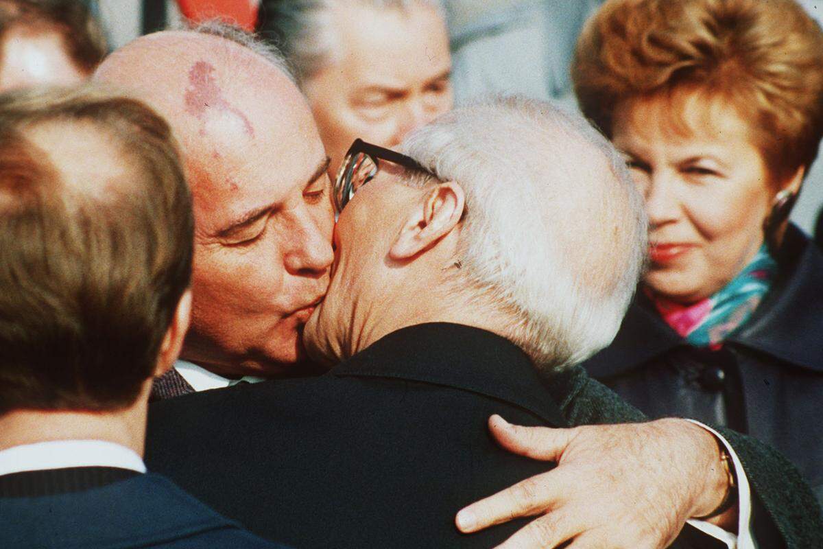 Bei einem Besuch in Ost-Berlin am 7. Oktober 1989 kommt es zum berühmten Satz: "Wer zu spät kommt, den bestraft das Leben". Bild: Bruderkuss mit dem damaligen DDR-Staatschef Erich Honecker