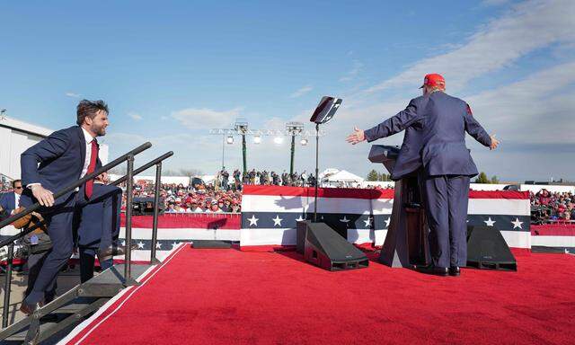 US-Senator J.D. Vance (li.) erklimmt das Podium, wo Donald Trump bei einer Wahlkampfveranstltung in Vandalia, Ohio, am Samstag, 16. März eine Rede hält.