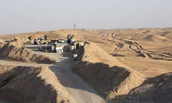 Die kurdischen Peschmerga-Kämpfer haben auf den Hügelketten südlich der Erdölstadt Kirkuk ihre Stellungen und Aussichtspositionen errichtet.