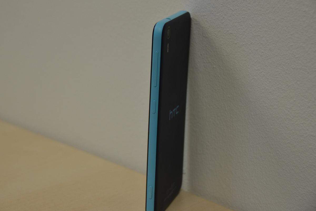 Trotz seines Plastikgewands (Polycarbonat) wirkt das Smartphone alles andere als billig. Die Rückseite ist in einem dunklen Blau gehalten, während die Seiten einen deutlich helleren Farbton erhalten haben. HTC zeigt, dass bunt nicht gleichzeitig aufdringlich sein muss.