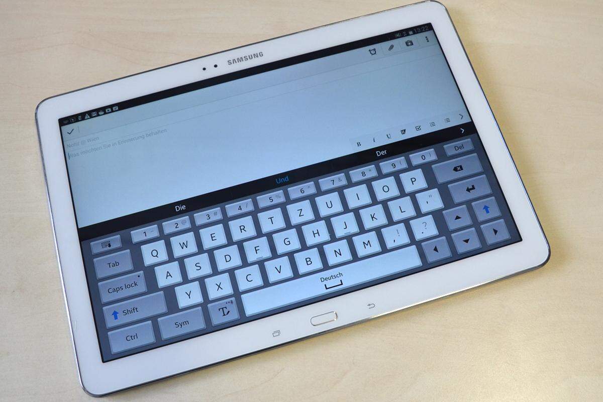 Gleich einige Fliegen mit einer Klappe geschlagen hat Samsung durch ein ungewöhnlich großes Display. Mit 12,2 Zoll ist es doch deutlich größer als iPad und Co. Dadurch bietet der Bildschirm einerseits Platz für eine größere virtuelle Tastatur - inklusive Pfeiltasten und Caps-Lock. Gleichzeitig ist natürlich auch auf einem Tastatur-Cover mehr Platz für Tasten.