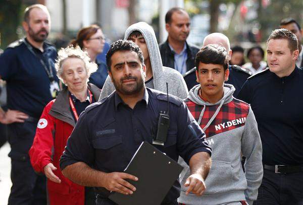 Die Behörden schätzen, dass sich in Calais 150 bis 200 Aktivisten der "No Border"-Bewegung aufhalten, die eine Welt ohne Grenzen fordert.