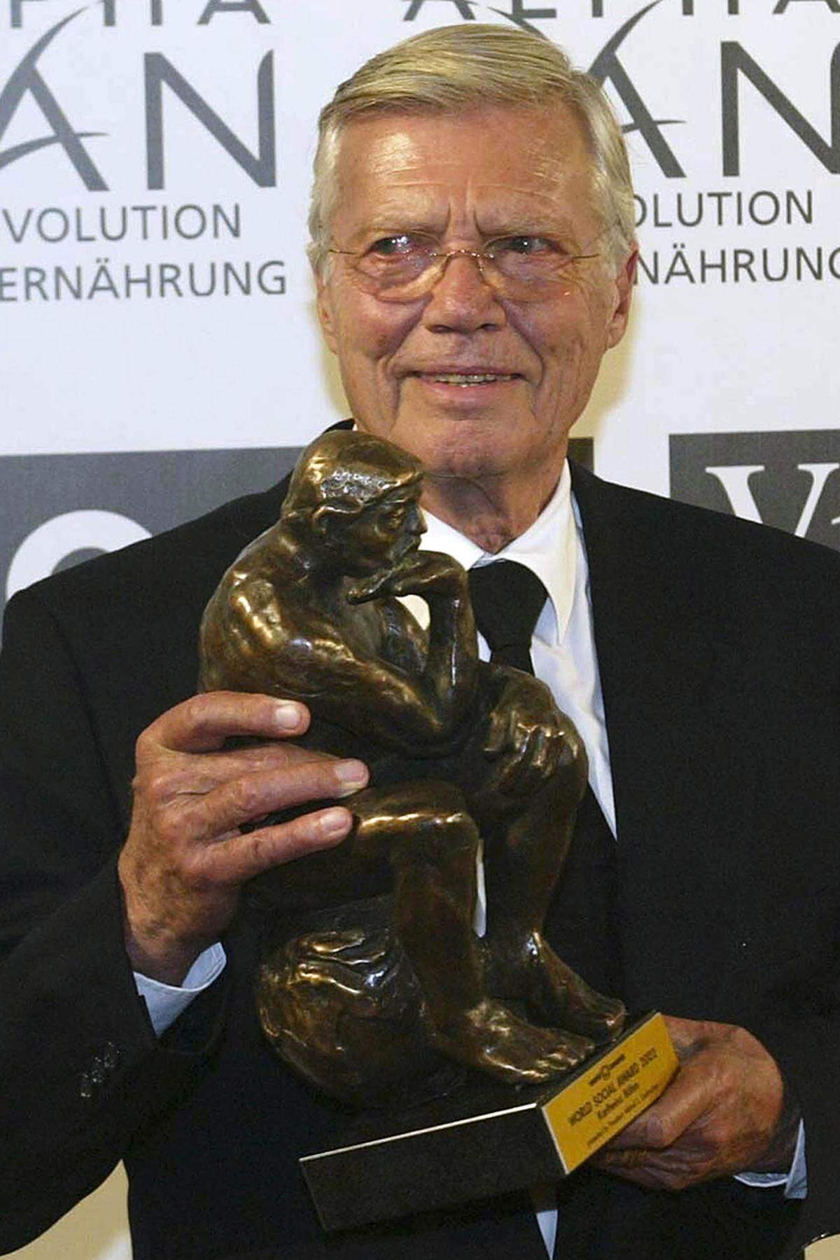 Für seinen jahrzehntelangen Einsatz im ostafrikanischen Land erhielt Karlheinz Böhm zahlreiche Auszeichnungen, darunter den World Award, den UNESCO-Ehrenpreis sowie das Ehrenzeichen für Verdienste um die Republik Österreich.