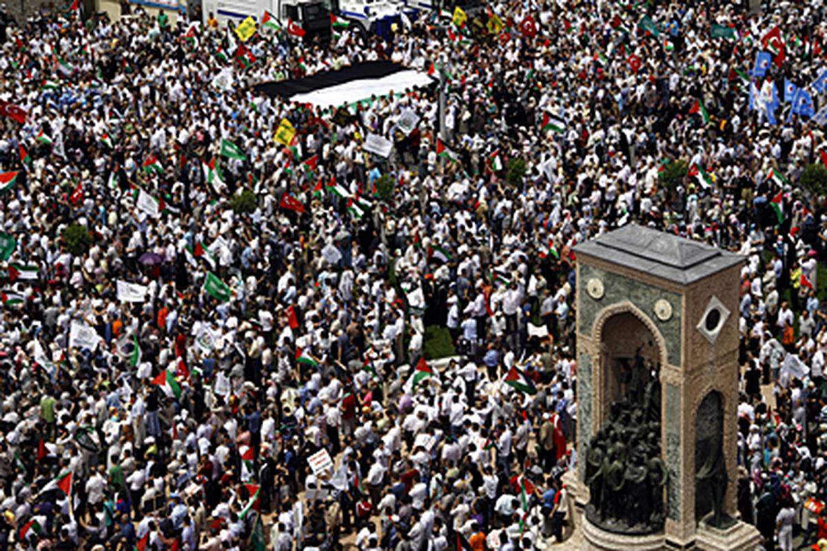 In Istanbul kochte am Montag die Straße. Tausende Demonstranten zogen mit türkischen und palästinensischen Fahnen zum zentralen Taksim-Platz und zum israelischen Konsulat