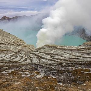 Der Schwefelsee im Kessel des Berges Kawah Ijen in der Region Banyuwangi in Ostjava.