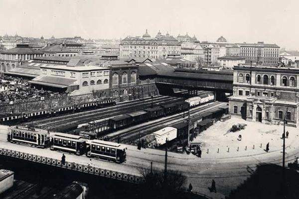 Station Hauptzollamt, etwa 1905. Wo damals Dampfzüge oberirdisch einfuhren, ist heute kein Gleis mehr zu sehen. Das Gelände ist als "Wien Mitte" zwar immer noch ein Bahnhof, doch oberirdisch vor allem ein Einkaufszentrum - namens "The Mall".