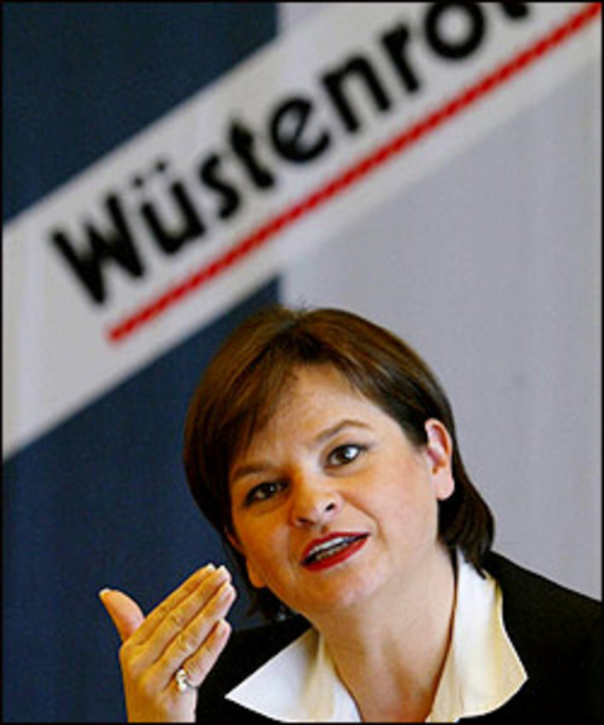 Nachdem Riess-Passer 2003 aus der Politik ausschied, schaffte sie sofort den Einstieg in die Privatwirtschaft. Seit 2004 ist die ehemalige Vizekanzlerin mit dem Spitznamen "Königskobra" Generaldirektorin der Wüstenrot-Bausparkasse.
