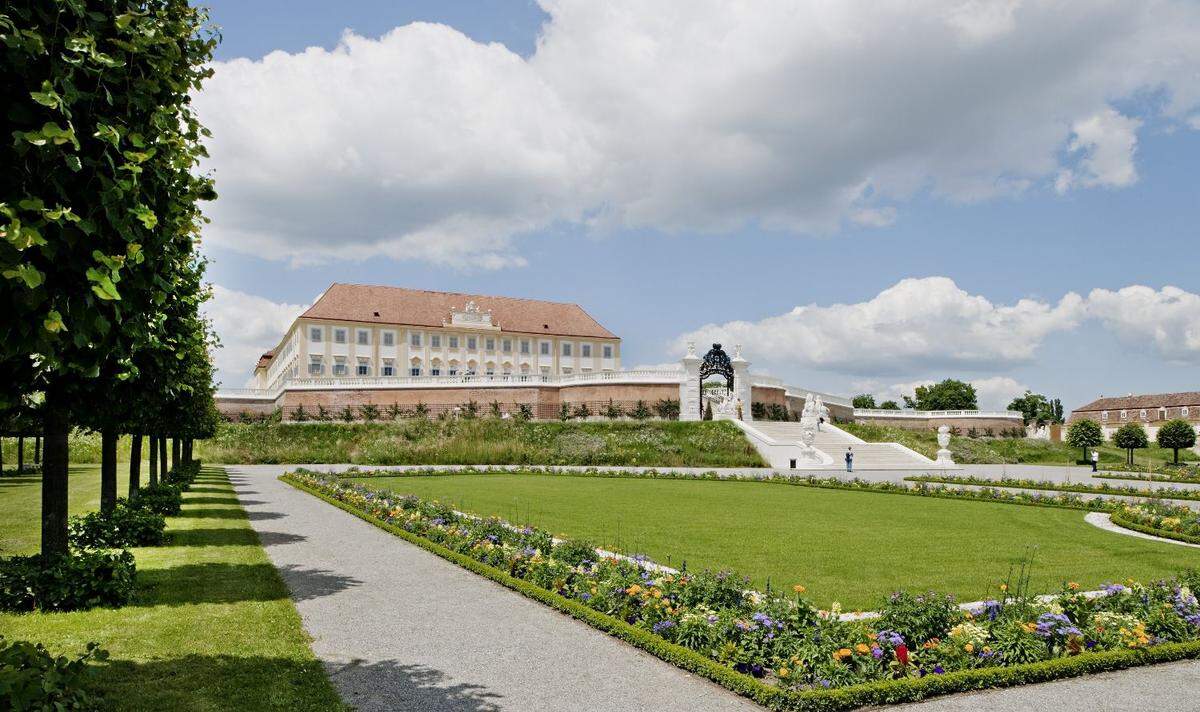 Rund neun Millionen Euro investierte die Schloss Schönbrunn Kultur- und Betriebsges.m.b.H. (SKB) in die Garten-Revitalisierung, etwa vier Millionen Euro in die Große Kaskade und fünf Millionen Euro in die siebte Terrasse.