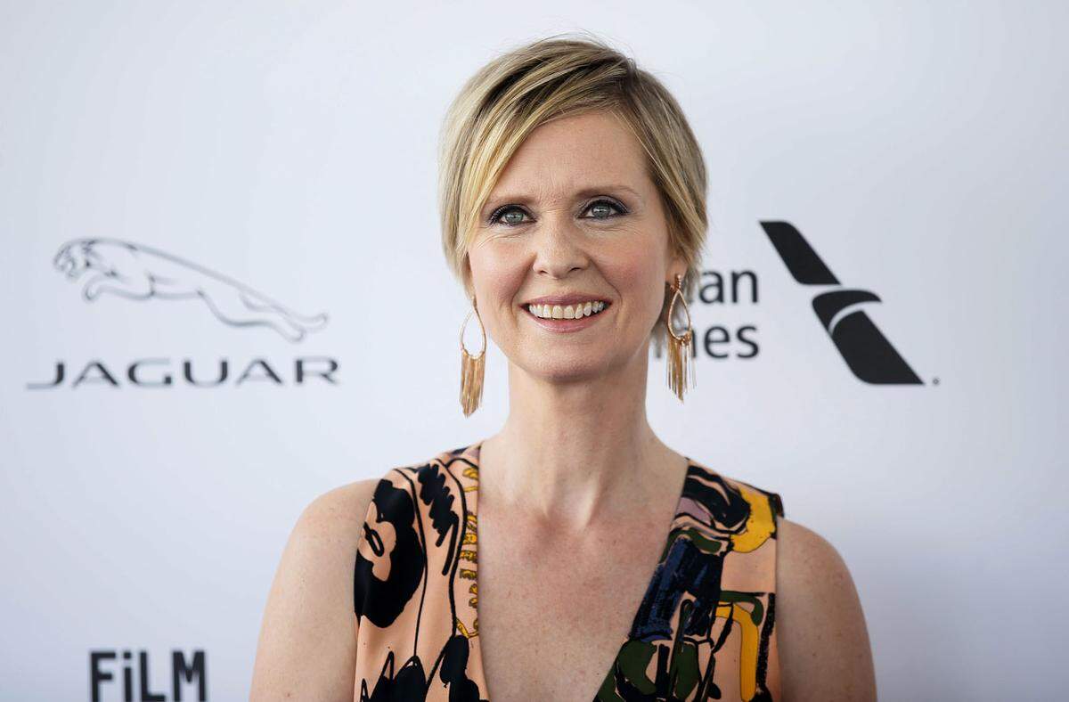 Bei Cynthia Nixon wurde im Jahr 2006 ein Tumor bei einer Routine-Mammographie entdeckt. "Als Tochter einer Brustkrebs-Überlebenden machte mich das Wissen um mein eigenes erhöhtes Erkrankungsrisiko zunächst bewusster und schließlich gab mir die Erfahrung mehr Kraft, mit meiner eigenen Diagnose fertig zu werden", sagte sie in einem Interview.