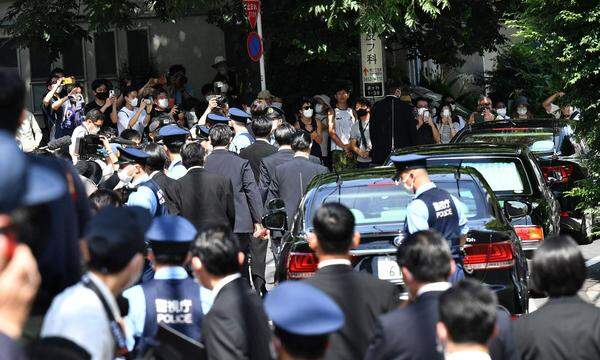 Der Leichnam des getöteten früheren japanischen Ministerpräsidenten Shinzo Abe ist einen Tag nach dem Attentat in der alten Kaiserstadt Nara in die Hauptstadt Tokio gebracht worden. 