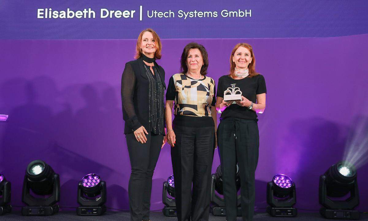 Eva Komarek übergibt den Award an die Gewinnerin in der Kategorie Export: Elisabeth Dreer und Tochter Manuela Viana Rivas-Dreer, Utech Systems GmbH