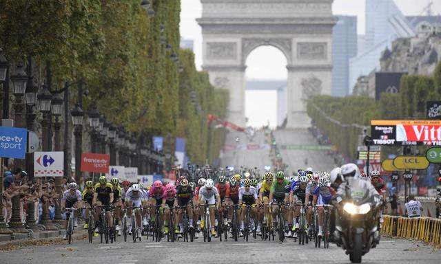 Sport Bilder des Tages Riders of Team Sky lead the pack during a passage on the Champs Elysees with