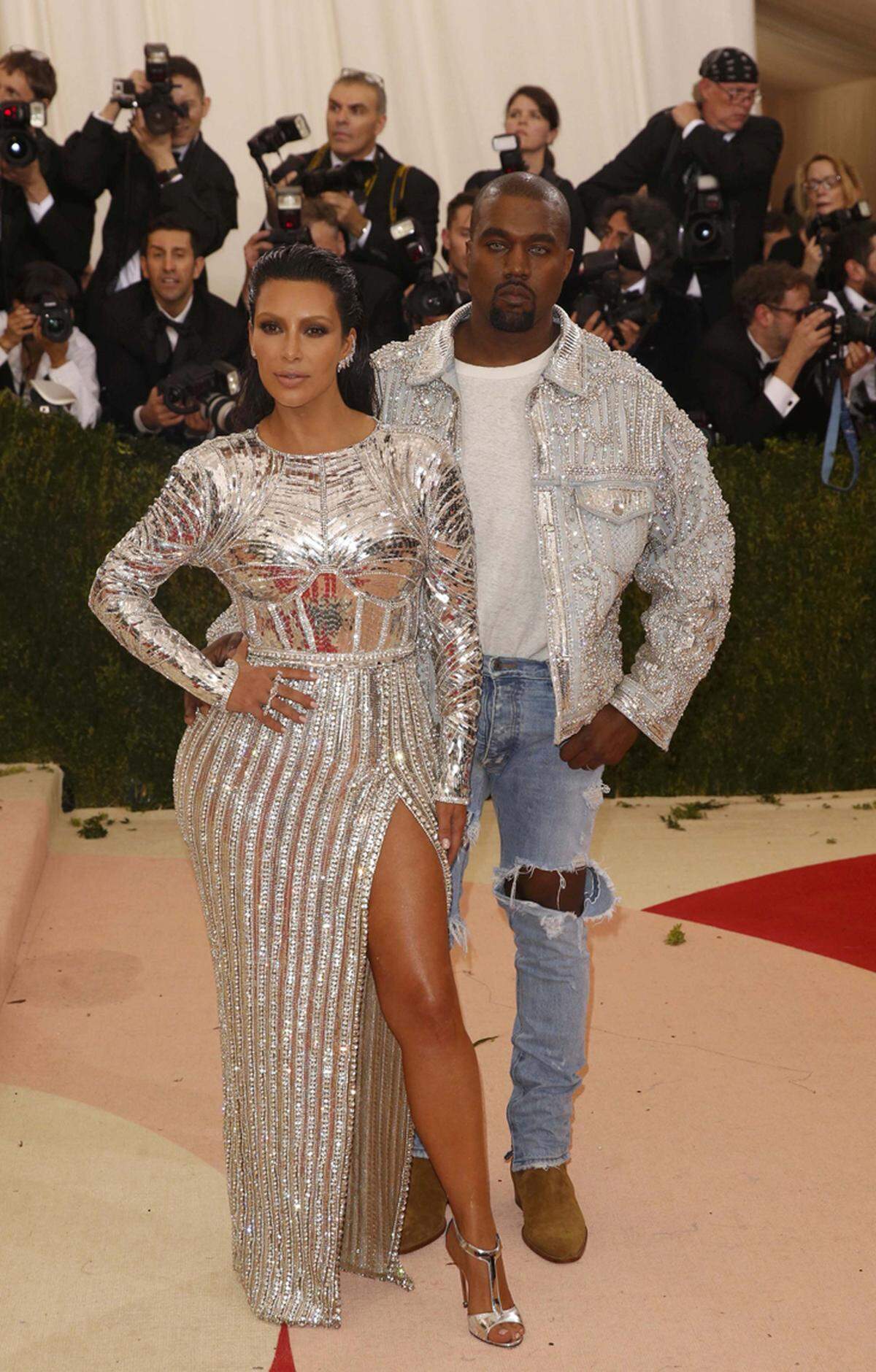 Kim Kardashian und Kanye West kamen im funkelnden Partnerlook. Der Reality-TV-Star trug ein Kleid von Balmain.