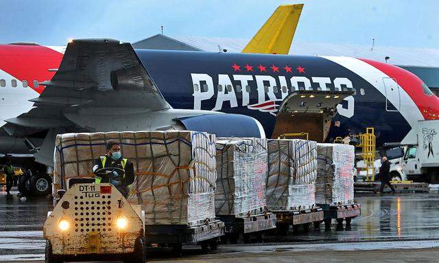 Eine Boeing des Footballteams der New England Patriots brachte eine Million Masken aus China nach Boston und New York.