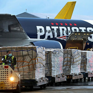 Eine Boeing des Footballteams der New England Patriots brachte eine Million Masken aus China nach Boston und New York.