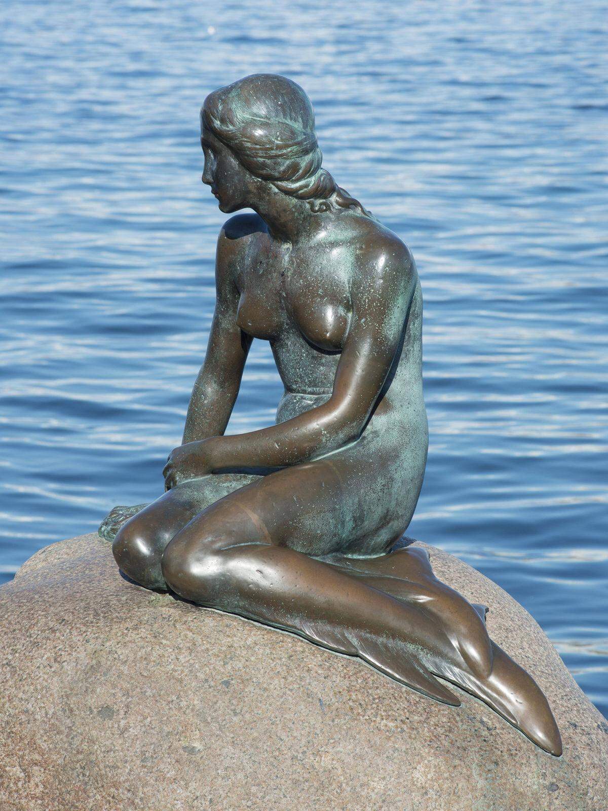 Die Statue der Kleinen Meerjungfrau in Kopenhagen blickt zwar ganz verträumt ins Wasser, um ein gutes Foto zu bekommen muss man sich jedoch anstrengen.