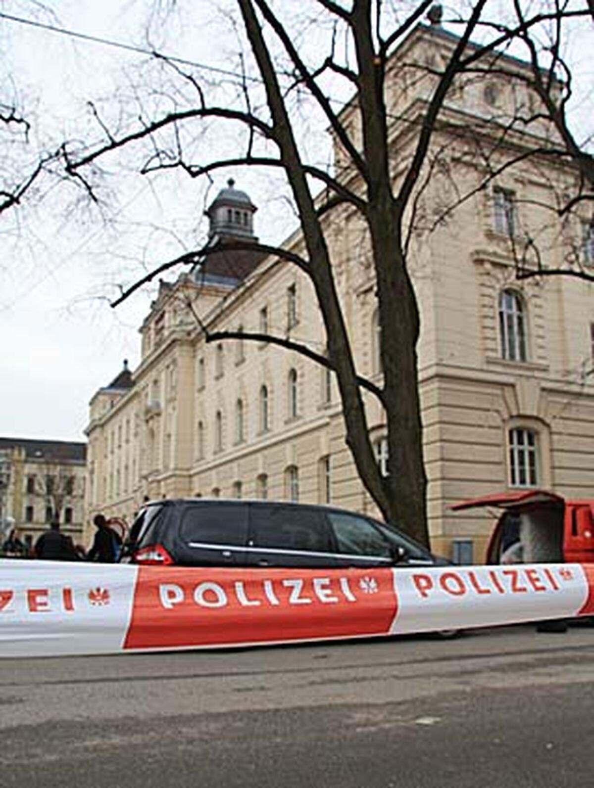 Unter Ausschluss der Öffentlichkeit wird am Dienstag der Prozess gegen Josef F. am Landesgericht St. Pölten fortgesetzt. Der Angeklagte wird weiter einvernommen und mit den Aussagen seiner Tochter, die er 24 Jahre missbraucht und gefangen gehalten haben soll, konfrontiert.
