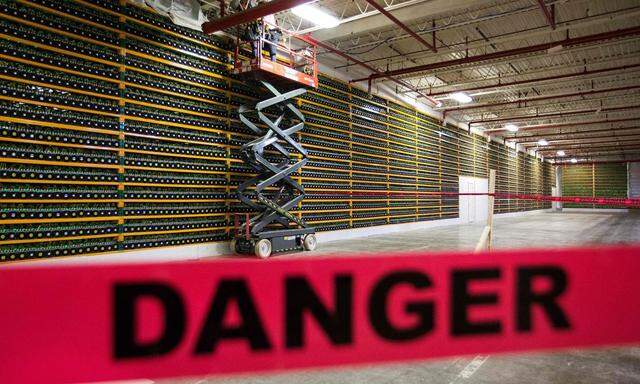 Reparaturen in einer Bitcoinfarm in Quebec. Bitcoins verbrauchen viel Strom.