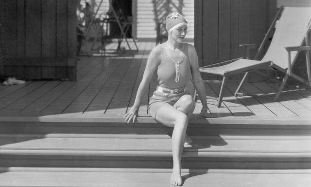 Stummfilmstar Pauline Frederick 1925 auf den Stufen ihres Strandbungalows.  