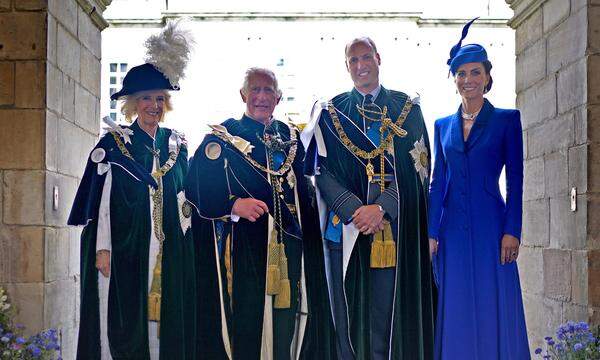 Königin Camilla, König Charles, der Prinz und die Prinzessin von Wales, William und Kate - sie alle haben eine Reihe von militärischen Titeln inne. 