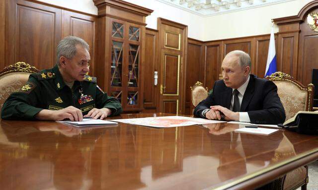 Russlands Verteidigungsminister Sergei Schoigu (li.) und Präsident Wladimir Putin am Dienstag im Kreml in Moskau.