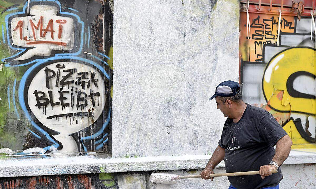 Nach dem Polizeieinsatz wird das ehemals besetzte Haus in Wien Leopldstadt gestrichen