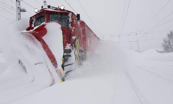 Probleme gab es am Wochenende auch für den Bahnverkehr: Aufgrund akuter Lawinengefahr mussten die ÖBB den Zugverkehr zwischen Stainach und Schladming einstellen. (Bild: Eine von den ÖBB veröffentlichte Aufnahme zeigt einen Schneeräumzug)