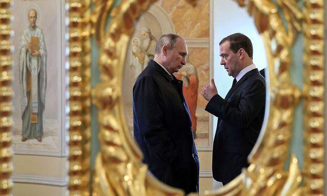 Russlands Präsident Putin und Außenminister Medwedew beim Besuch einer Kathedrale außerhalb von Moskau 