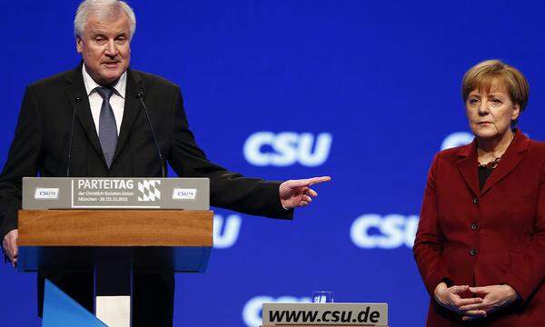 20. November: Auf dem CSU-Parteitag in München kritisiert Seehofer die Kanzlerin auf offener Bühne, während sie neben ihm steht.