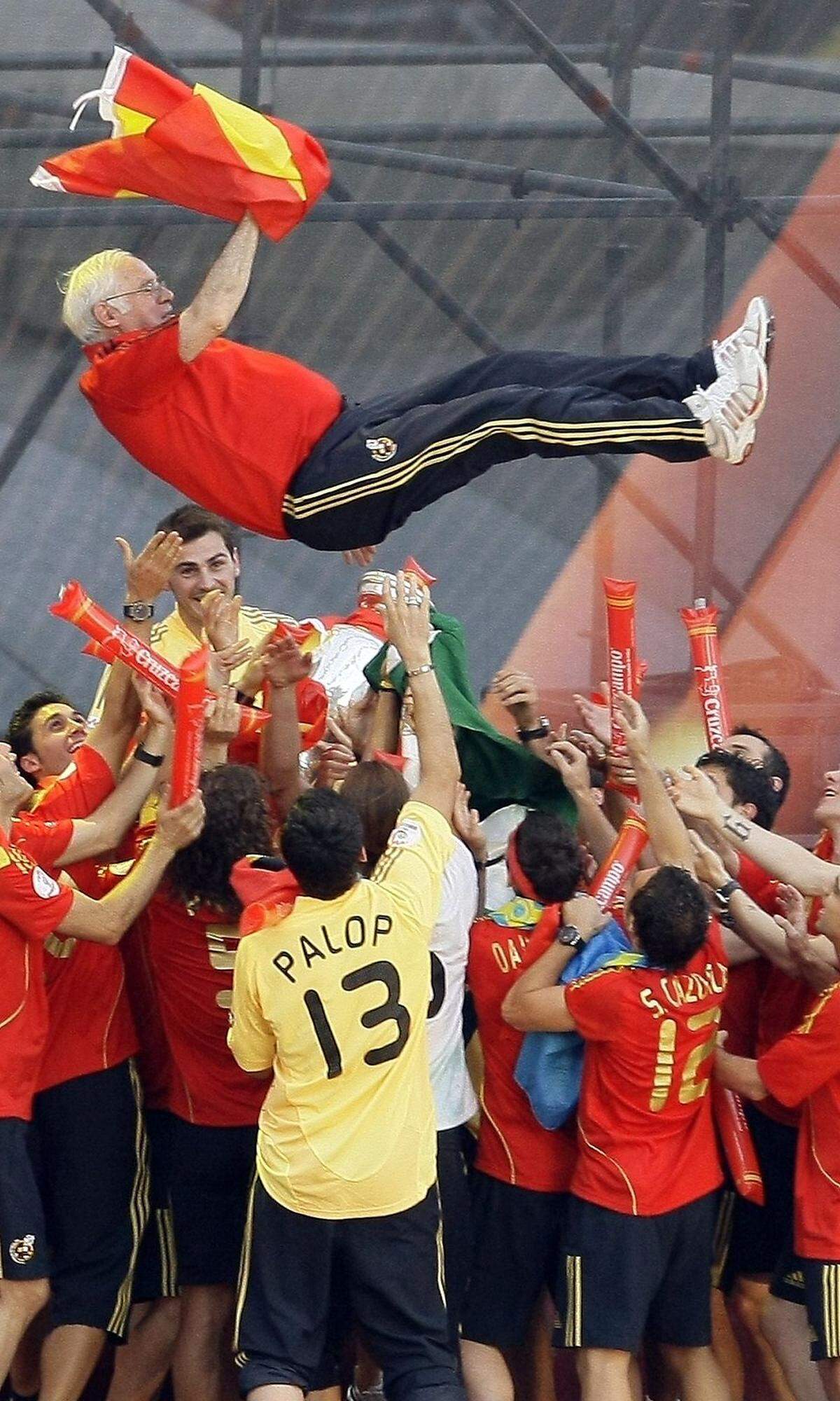 "Das Einzige, was helfen würde, wäre ein Viagra-Omelett." 2007 hatte Spaniens Nationalcoach Luis Aragones noch Probleme mit der mangelnden Anspannung seiner Kicker, ein Jahr später war er Europameister. Ein kleiner Tipp an die ÖFB-Küche?