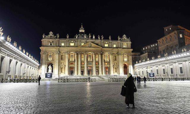 Der Petersplatz im Vatikan mit dem Portal des Petersdoms.