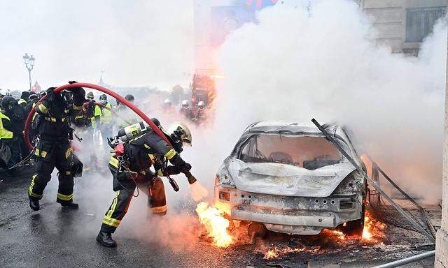 Feuerwehreinsatz am Rande der Demo in Paris