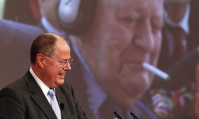 Steinbrück Deshalb darf Helmut Schmidt im Fernsehen rauchen